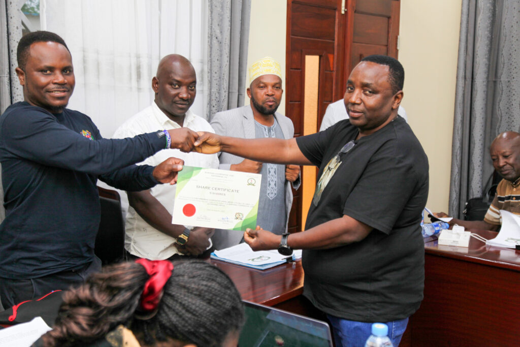 UTOAJI WA VYETI KWA VYAMA WANACHAMA WA KCJE LTD img 9022