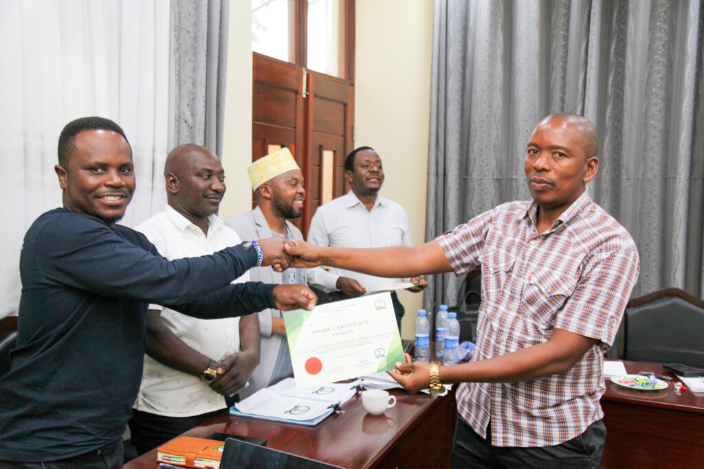 UTOAJI WA VYETI KWA VYAMA WANACHAMA WA KCJE LTD img 9026