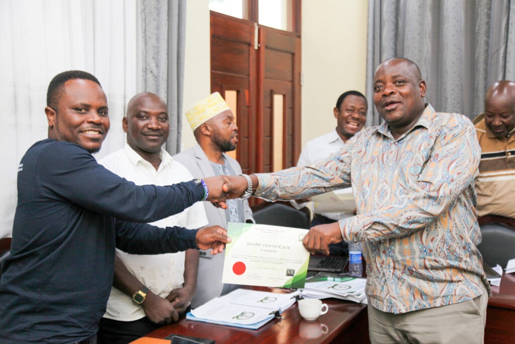 UTOAJI WA VYETI KWA VYAMA WANACHAMA WA KCJE LTD img 9030