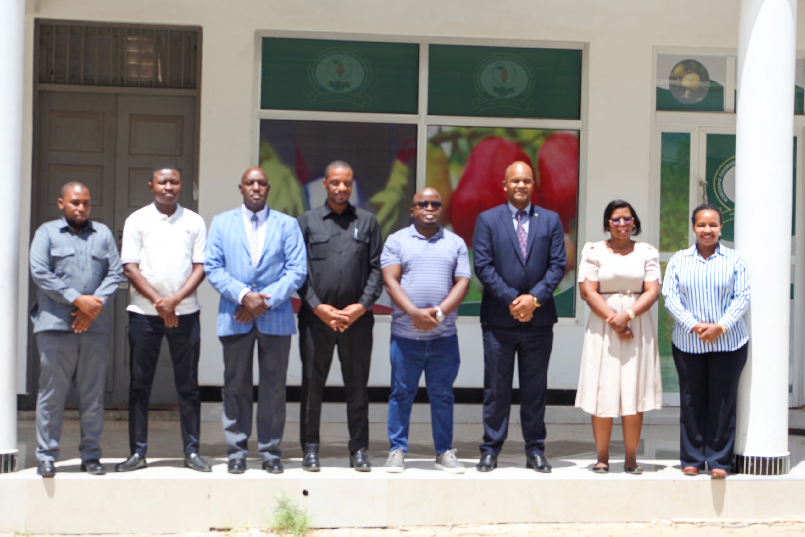 TRA YATOA ZAWADI KWA KCJE LTD KAMA SEHEMU YA KUIMARISHA USHIRIKIANO NA WALIPA KODI