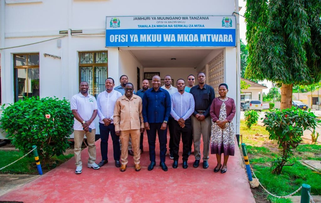 TANCCOOPS YAITEMBELEA KCJE, KUJIFUNZA UZOEFU WA KUHUDUMIA WAKULIMA group photo 2